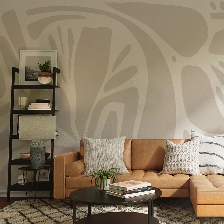 Parete del soggiorno dipinta con forme astratte beige